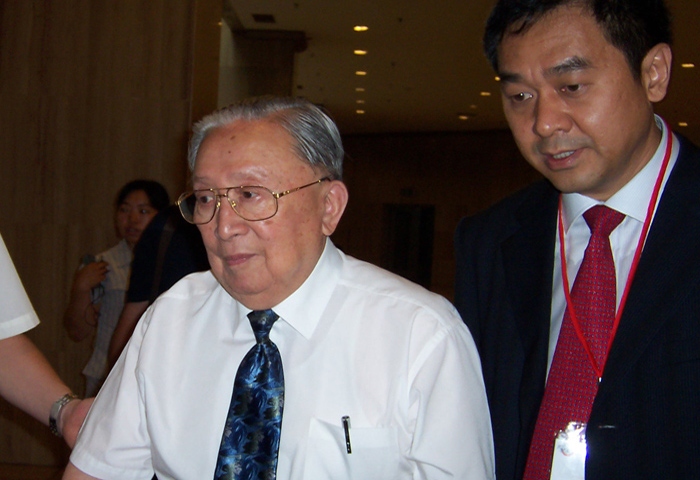 引领老友吴阶平院士出席2004年全球华人生物科学家大会